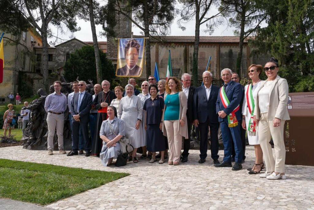 Membri dell' Associazione Bakhita e il Cardinale Pietro Parolin