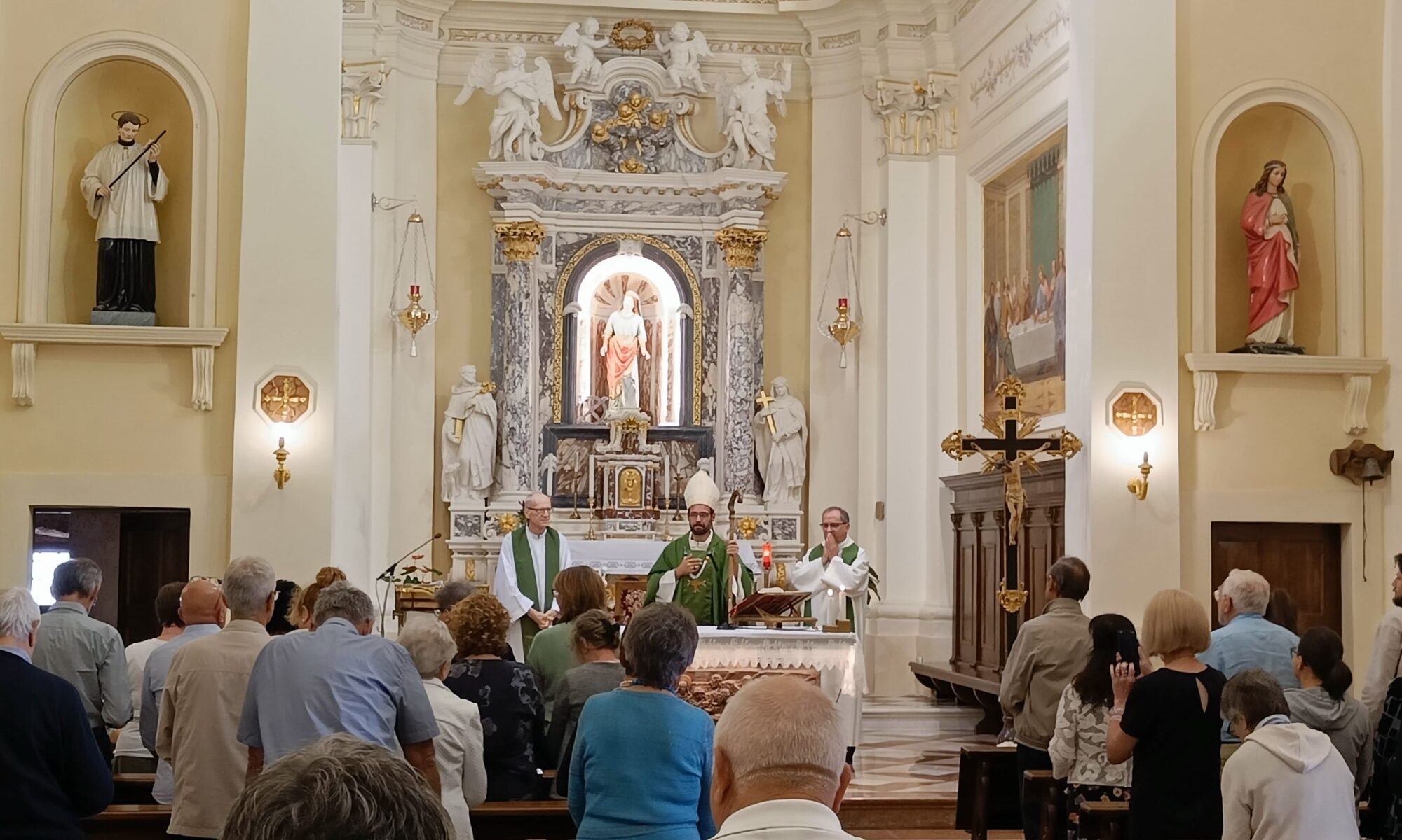 Celebrazione presieduta dal Vescovo Carlassare a Santa Caterina di Tretto concelebrata con Mons. Carlo Guidolin e Padre Piero Facci.