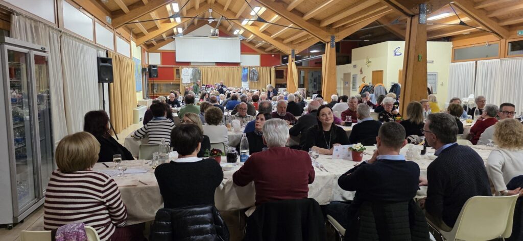 Immagine dei partecipanti alla cena solidale 2026