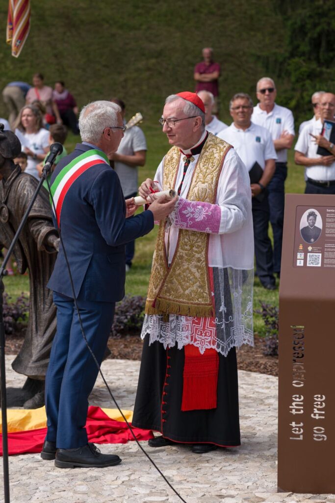 Consegna pergamena richiesta Santa Bakhita Co-patrona