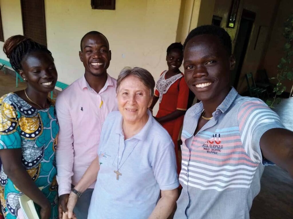 Immagine di Suor Piera con giovani sud-sudanesi.