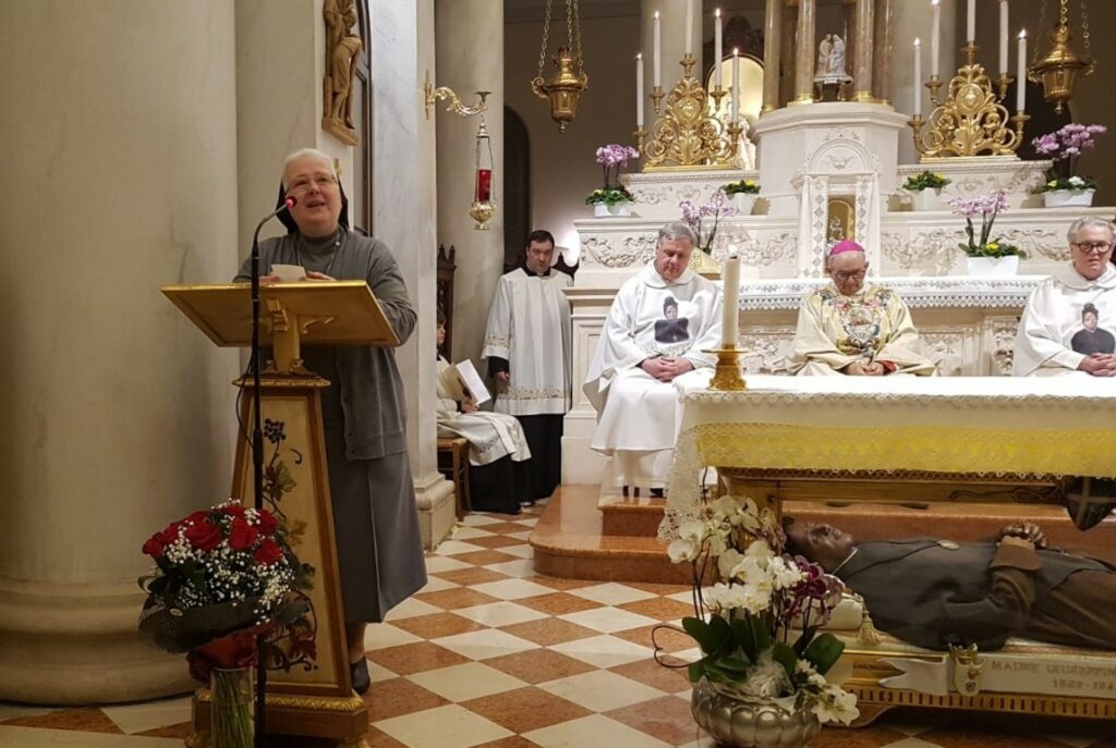 Madre Maria Carla nella chiesa delle Canossiane.