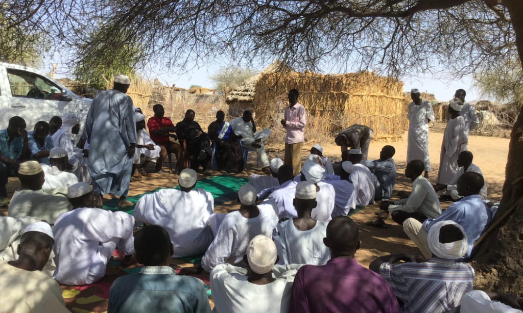 Un gruppo di Sudanesi in ascolto