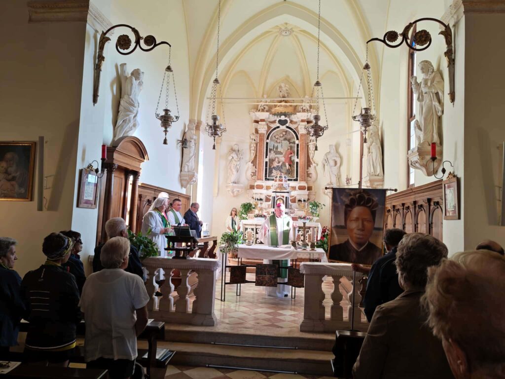 Il Vescovo Brugnotto benedice l'inizio della marcia.