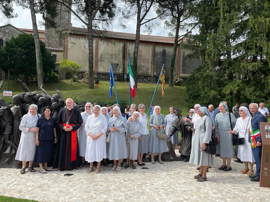 Foto che ritrae tutte le madri presenti alla cerimonia