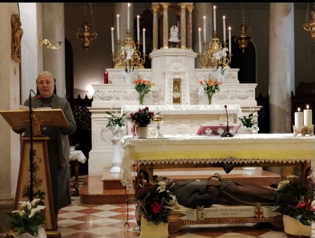 Foto Madre Maria Carla mentre introduce il Triduo