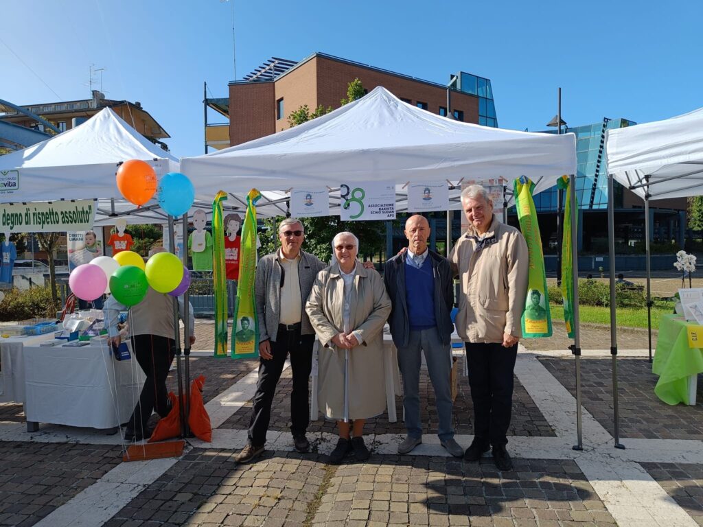 Membri Associazione alla Festa delle Associazioni di mattina