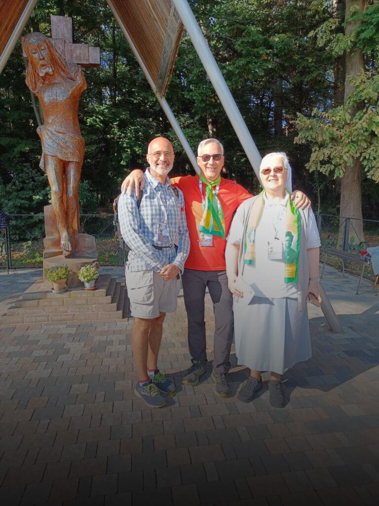 Membri dell' Associazione durante la Marcia di Bakhita, al Cristo senza Braccia