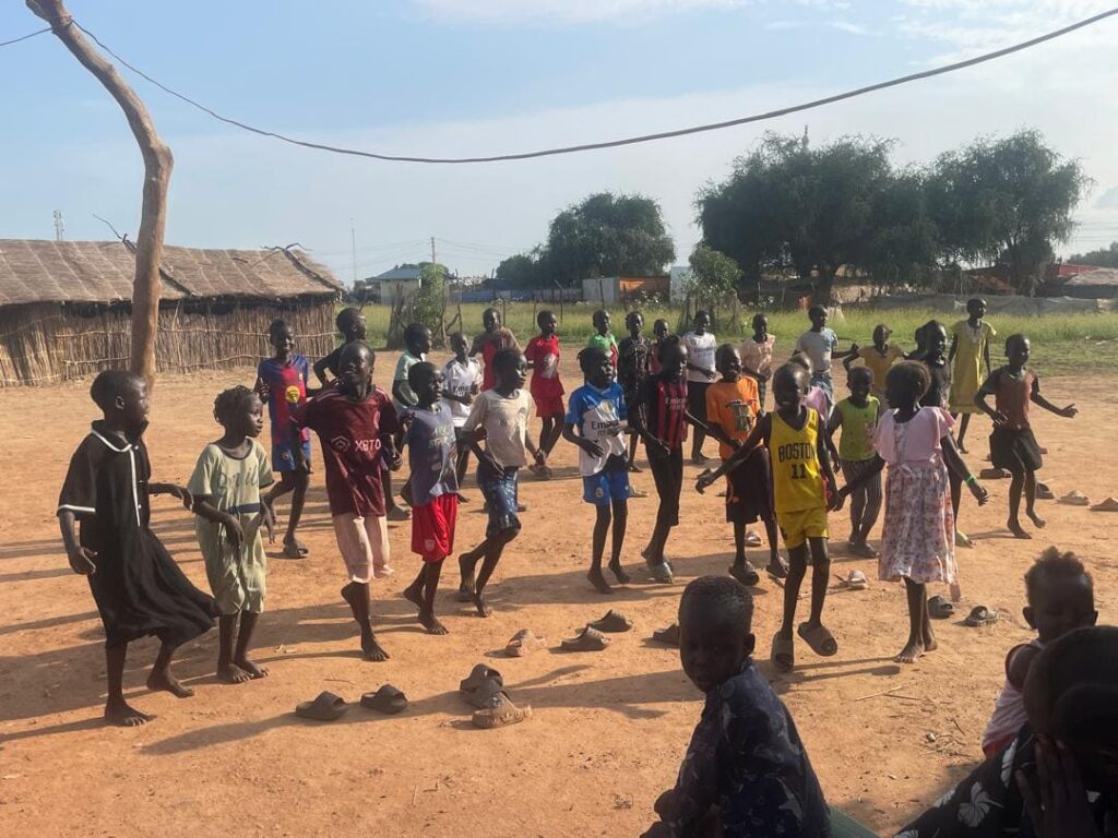 Popolazione Bentiu vicino alla zona del pozzo