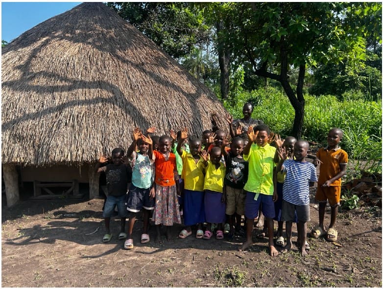 Alunni e insegnante della scuola di Yambio in Sud Sudan che salutano.