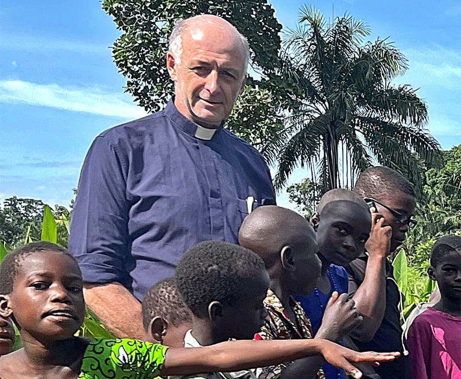 Padre Stefaan Lecleir e alcuni bambini della scuola.